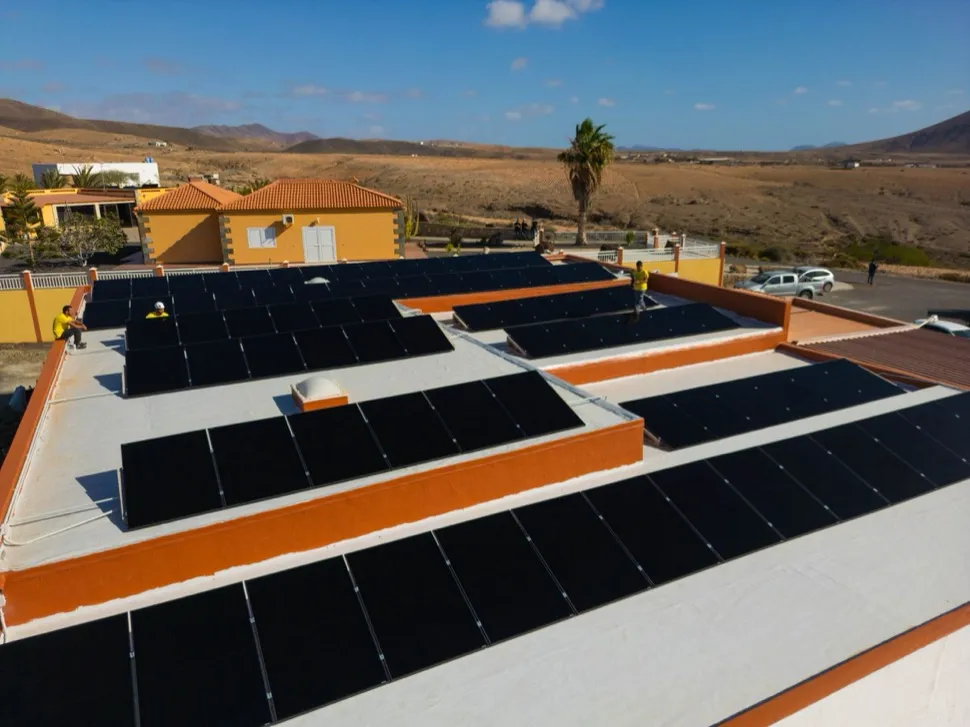 Vista aérea de una instalación solar completa en Fuerteventura