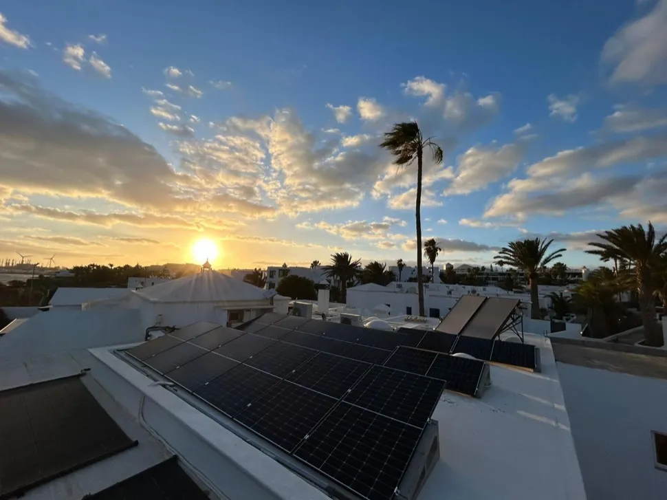 Puesta de sol sobre una instalación solar en Lanzarote