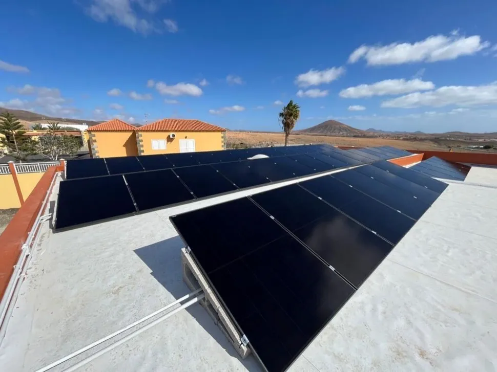 Instalación amplia de paneles solares sobre cubierta plana en Fuerteventura