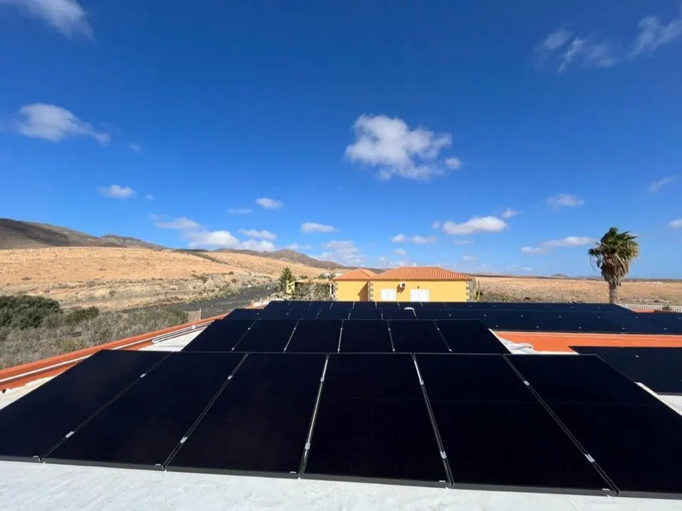 Detalle del montaje de paneles solares en Fuerteventura
