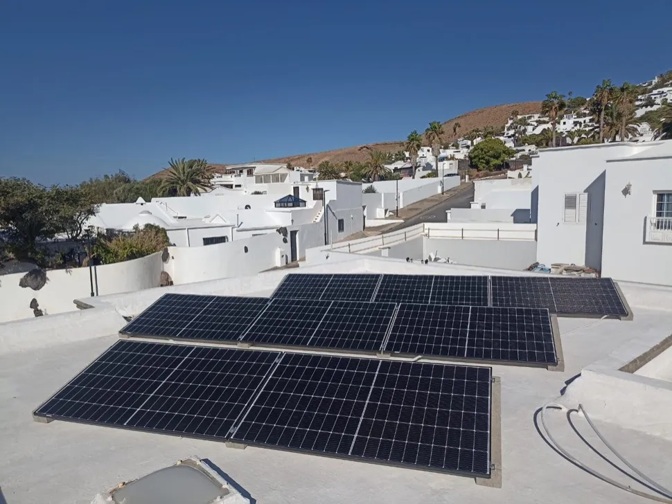 Paneles solares en un tejado tradicional de Lanzarote