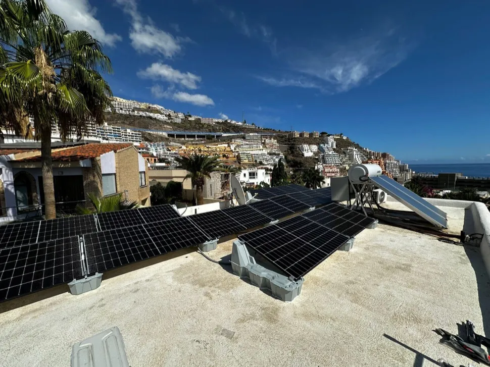 Instalación solar con sistema lastrado cerca de la costa