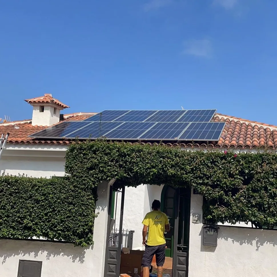 Técnico de Canarias Autosostenible en la entrega de una instalación residencial